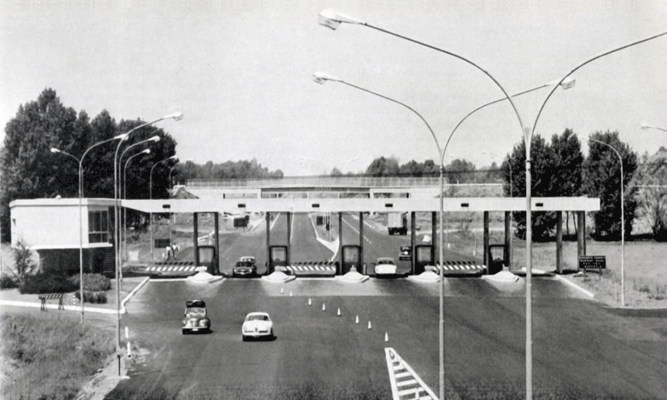 La stazione di Milano - Melegnano pochi mesi dopo la  inaugurazione.